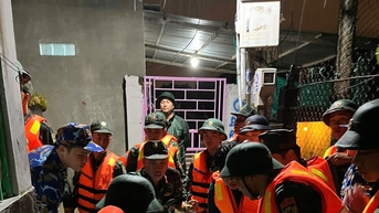 Lực lượng vũ trang Lâm Đồng dầm mình trong nước, giúp dân ứng phó ngập lụt