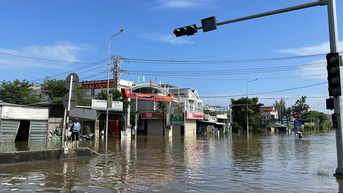 Lâm Đồng: Quốc lộ 1A ngập nặng, giao thông ách tắc