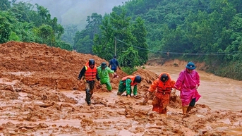 Công an xã miền núi nỗ lực giúp dân khắc phục hậu quả thiên tai