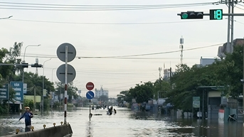 Ngập sâu QL1A đoạn Hàm Thắng và Khu công nghiệp Phan Thiết