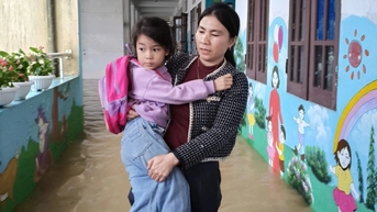 Hàng chục nghìn học sinh Hà Tĩnh, Quảng Trị tạm dừng đến trường do mưa lũ