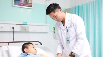 Kịp thời cứu cánh tay bé trai 7 tuổi bị đứt động mạch do tai nạn hy hữu