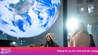 Đội mưa check-in mô hình Trái Đất khổng lồ bên Hồ Tây