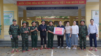 Thượng tướng Trương Thiên Tô tặng quà, động viên nhân dân vùng lũ thành phố Huế