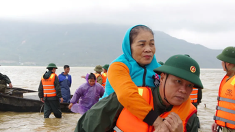 Hà Tĩnh: Sơ tán người dân ở vùng ngập lụt đến nơi an toàn