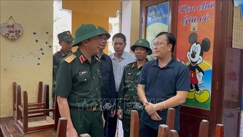 Động viên cán bộ, chiến sĩ tích cực hỗ trợ người dân vùng ngập lụt