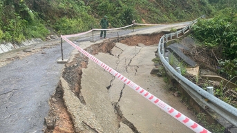 Giúp dân vùng núi sau lũ