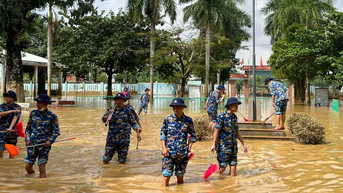 Lính biển Vùng 3 giúp dân Điện Bàn dọn bùn sau lũ