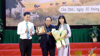 Nhà thơ Trần Đăng Khoa giao lưu với sinh viên Đại học Cần Thơ