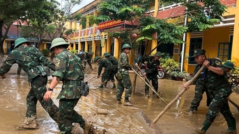 Trường học ở Đà Nẵng ngổn ngang bùn đất sau lũ