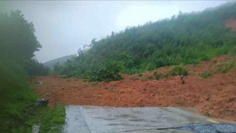 Quốc lộ qua miền Trung còn 79 vị trí bị ách tắc do mưa lũ