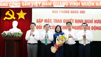 Văn phòng Quốc hội trao quyết định nghỉ hưu cho cán bộ