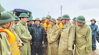 Phó Thủ tướng Mai Văn Chính trực tiếp thăm hỏi đồng bào vùng ngập nặng tại Hà Tĩnh