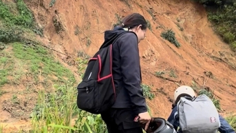 Giáo viên vùng cao đi bộ hàng chục km, băng qua sạt lở đến trường