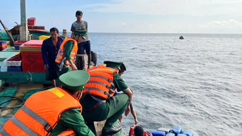 Cứu 8 ngư dân trên tàu cá bị chìm ngoài khơi Côn Đảo