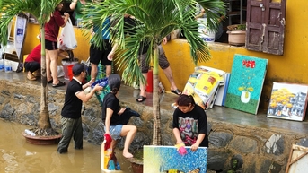 Tất bật vệ sinh phố cổ Hội An sau lũ lịch sử