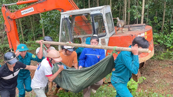 Quảng Ngãi: Khiêng võng băng rừng, lội suối đưa bệnh nhân đi cấp cứu