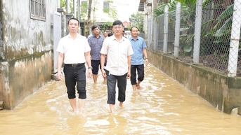 Chủ tịch UBND thành phố Huế Phan Thiên Định kiểm tra, chỉ đạo khắc phục mưa lũ tại phường Thuận An