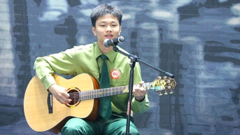 Xem sinh viên Trung Quốc trổ tài hát tiếng Việt bài 'Còn gì đẹp hơn'