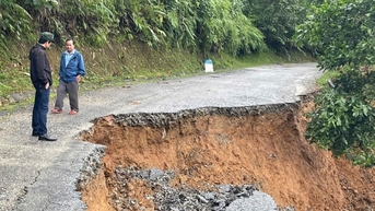 Cận cảnh tuyến ĐT606 nát tươm sau mưa lũ