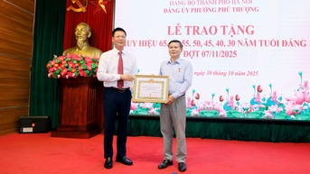 Đảng ủy phường Phú Thượng trao Huy hiệu Đảng đợt 7/11 tặng các đảng viên
