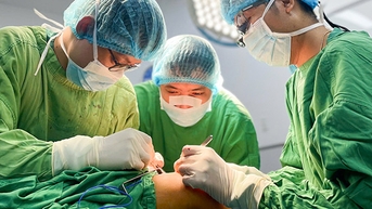 Kịp thời cứu cánh tay bé 7 tuổi đứt động mạch bằng kỹ thuật khó