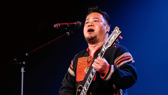 Con trai NSND Y Moan hát 'Xôn xang mênh mang cao nguyên Đắk Lắk' ở TP.HCM