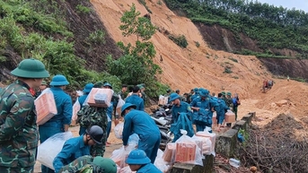 Vùng cao Trà My vẫn cô lập, các lực lượng cắt rừng ứng cứu, tiếp tế lương thực