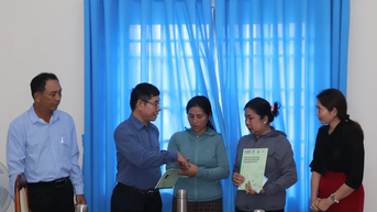 Trao tiền hỗ trợ gia đình ngư dân bị nạn trên biển