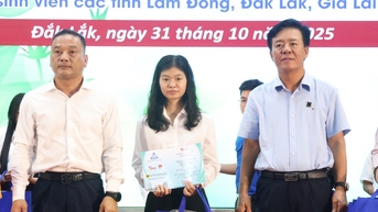 143 sinh viên Vùng duyên hải Nam Trung Bộ và Tây Nguyên được nhận học bổng “Tiếp sức đến trường”