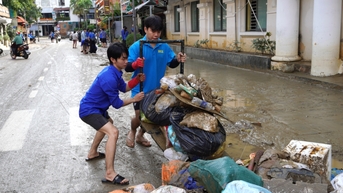 Đoàn viên, thanh niên tham gia làm sạch phố phường