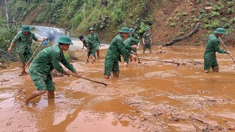 Bộ đội Biên phòng thành phố Đà Nẵng chung tay giúp dân khắc phục hậu quả mưa lũ