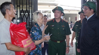 Thượng tướng Trương Thiên Tô tặng quà, động viên người dân vùng lũ