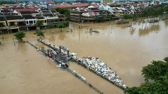 “Nước rút đến đâu, dọn đến đó” – Hội An đồng lòng khôi phục phố cổ sau lũ dữ