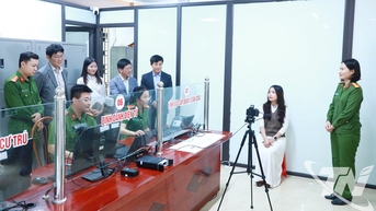 Samsung Thái Nguyên trao tặng thiết bị chuyên dụng thu, nhận căn cước công dân