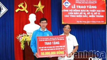 Trường Tiểu học Phương Sài trao hơn 104 triệu đồng ủng hộ đồng bào bị thiệt hại do bão