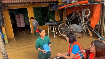 Liên đoàn Lao động thành phố Đà Nẵng thăm và hỗ trợ đoàn viên, người lao động bị ảnh hưởng mưa lũ