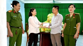 Công ty CP Vận tải Hùng Đạt trao 400 suất quà hỗ trợ bà con vùng lũ