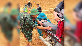 Lữ đoàn 270 băng rừng tiếp tế cho dân vùng cô lập Trà Tân