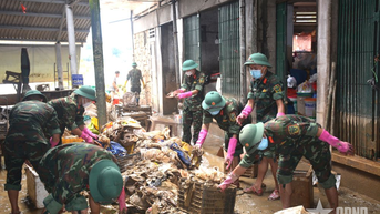 Sư đoàn 968 giúp nhân dân thành phố Huế khắc phục hậu quả sau lũ