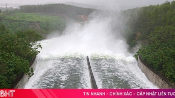 Mực nước triều xuống, hồ Kẻ Gỗ tăng lưu lượng xả tràn