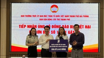 Ủy ban MTTQ Việt Nam thành phố tiếp nhận tiền ủng hộ đồng bào bị thiệt hại do bão lũ