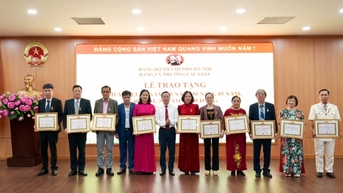 Quận ủy Cầu Giấy trao Huy hiệu Đảng đợt 7/11