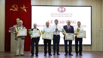 Phường Hồng Hà trao Huy hiệu Đảng đợt 7/11