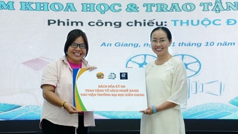Chiếu phim khoa học và tặng tủ sách Nghề Xanh tại An Giang