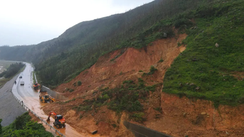 Hà Tĩnh: Nỗ lực khắc phục sạt lở, thông tuyến đường ven biển