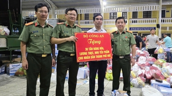 Bộ Công an hỗ trợ 30 tấn hàng hóa tiếp sức người dân Huế