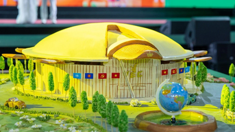 Mô hình Trung tâm Triển lãm Việt Nam từ xôi gấc và đậu xác lập kỷ lục