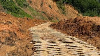 Sau sạt lở, người dân miền núi Quảng Ngãi làm đường bằng lồ ô