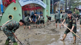 Hơn 2.000 cán bộ, chiến sĩ hỗ trợ nhân dân khắc phục hậu quả mưa lũ tại Huế
